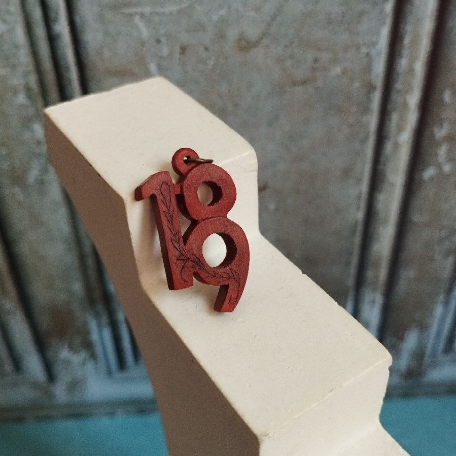گردنبند 18 و 19 چوبی